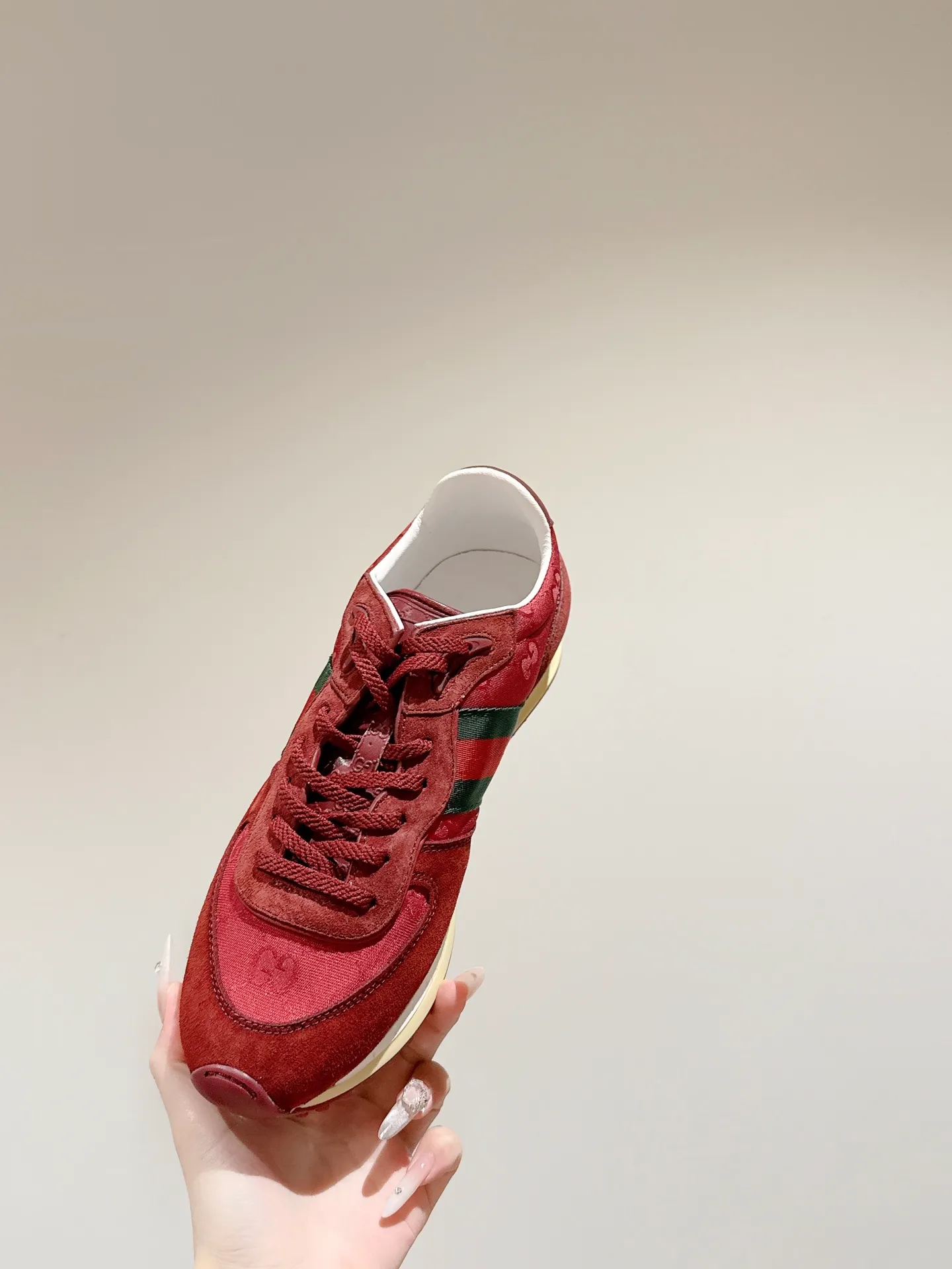 p700🐮🐮 GUCCI 2025 latest spring and summer catwalk style sports shoes Forrest Gump shoes 25 super popular show items with high appearance rate and many celebrities and Internet celebrities. The classic shoe design uses innovative stitching technology to create a water-like flowing texture. Super comfortable on the feet. Leather splicing and breathable logo fabric with classic green and red webbing embellishment. All show the brand tone (buttons are removable) original molded combination outsole ▪️Size: Male 39-44 (Male 45, customized, non-returnable)